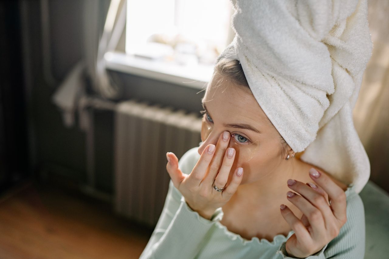 Optician discussing dry eye treatment plan with patient at home