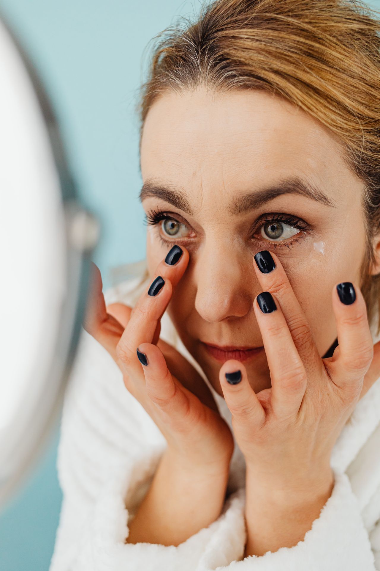 Dry eye assessment being carried out at home